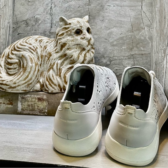 EUC Cole Haan GrandPro Laser Cut Leather Sneakers Size 9 - Picture 5 of 10